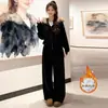 Un Conjunto Completo de Atuendos de Invierno Estilo Coreano para Reducir la Edad, Holgados, Casuales, Deportivos, Incluyendo un Conjunto de Dos Piezas de Sudadera Gruesa Forrada de Polar con Cuello de Piel y Pantalones de Pierna Ancha