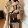 Mochila Feminina Fashion para o Dia a Dia Bolsa Transversal 2025 Nova Estilosa Casual Pequena Mochila Versátil Bolsa Escolar para Estudante