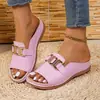 Pantuflas de cuña de suela gruesa para mujer de talla grande transfronterizas, nuevas de otoño 2026, sandalias casuales de moda, puntera abierta con hebilla metálica simple