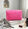 Nova Bolsa de Maquiagem de Pelúcia Transfronteiriça, Bolsa de Armazenamento Cosmético Quiltada Fresca e Estilosa de Alto Valor, Tecido de Pelúcia Portátil Atacado