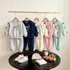 Conjunto Elegante para Niña para Otoño e Invierno 2026 Nuevo Conjunto de Dos Piezas para Bebé: Sudadera de Manga Larga con Lazo y Pantalones Casuales a Rayas