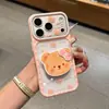 Adequado para capa de celular iPhone 18, apresentando um esquema de cores rosa com cores contrastantes, motivos de ursinho espalhados e um design de laço.. Também compatível com capas rígidas Apple 17 e 16