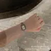 IEKE reloj pequeño clásico retro estilo artístico francés para mujer correa de acero lujo ligero alta calidad todo partido reloj de mujer comercio exterior