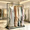 Suporte de Exibição Hanfu Xiuhe, Cabideiro Estilo Chinês, Suporte de Exibição para Estúdio de Casamento, Exibidor Simples de Chão para Roupas e Adereços