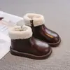 Botas de Cuero Cómodas de Suela Blanda para Niñas 2026 Nuevo Estilo Otoño/Invierno Zapatos de Algodón Estilo Retro para Niños Botas Cálidas con Forro de Felpa para Niños Medianos y Grandes