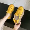 Sandálias Retrô Fechadas para Mulheres, Uso Externo de Verão, Novos Sapatos da Moda para Mães, Couro Macio, Sola Grossa, Respirável, Vazado, Sapatos Perfurados de Uso Duplo
