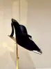 26 Novos Modelos de Sandálias de Salto Alto Metalizadas com Bico Fino para Mulheres, com Saltos Finos, Estilo de Luxo Leve, Mules Fechadas na Ponta, Modernas e Versáteis, Couro Genuíno