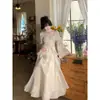 Suave y elegante, con un efecto de luz suave y difusa, presenta un estampado floral, adornos de mariposas, un dobladillo con volantes y un escote cuadrado de aspecto de hada.. Este vestido de manga larga es de la nueva colección otoño 2026