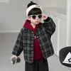 Conjunto Matelassê para Meninos Outono Inverno 2026 Novo Casaco Xadrez Espesso Infantil Moletom com Fleece de Inverno Conjunto de Três Peças