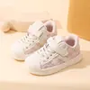 Zapatillas blancas con puntera de concha para niños, nuevo estilo primavera y otoño 2026, zapatillas versátiles de moda para niños y niñas, zapatos casuales de suela blanda al por mayor