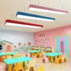 Lámpara colgante curso de capacitación mecanismo lámpara de techo LED color barra larga forma de lámpara de aula de jardín de infantes veta de madera Centro de Educación Temprana