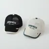 Gorra de béisbol nueva de verano con visera, gorra de malla completa para bebé con letras bordadas de moda, gorra de red con protección solar para niños al por mayor