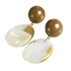 Brincos de Tarraxa de Resina Color Block Estilo Maillard Brincos Emendados Retro Marrom e Branco Estilo Simples e Suave Brinco de Sensação de Luxo Outono e Inverno