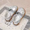 Sandálias Vazadas de Pérola para Meninas 2026 Verão Nova Moda Sapatos de Princesa Sandálias Romanas com Biqueira Trançada para Meninas
