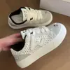 Mocasines de plataforma de lunares de nicho para mujer, nueva colección de otoño 2026, zapatillas casuales versátiles de bloques de color, parte superior de cuero, zapatos blancos