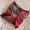 Scrunchie de cuadros con bloques de color de estilo suave con diseño exquisito para coletas, recogidos y moños, con un accesorio para el cabello de pañuelo cuadrado
