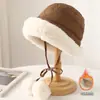 Novo Chapéu Decorativo Elegante Versátil de Pelúcia Imitação de Coelho com Pom-Pom Protetor de Orelhas Cor Pura Simples Versátil Confortável Quente