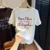 Camiseta de Manga Curta com Bordado de Letra 3D em Tecido de Lã Canelada Espessada Escovada para Mulheres, Top Casual Versátil, Novo para o Início da Primavera de 2026