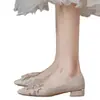 Sapatos de noiva para mulheres, adequados tanto para vestidos de noiva chineses tradicionais quanto para vestidos modernos, sapatos de cristal de princesa na cor champanhe, sapatilhas de noiva da moda de salto baixo que são confortáveis para os pés