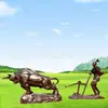 Escultura de Fibra de Vidro Esculpida com Ponto de Fabricante Cobre Imitação Escultura de Gado Arando Escultura Folclórica Agrícola Fibra de Vidro Figura Esculpida Cobre Imitação