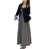 Conjunto casual de tres piezas estilo coreano para otoño temprano para mujeres de talla grande: conjunto versátil de camisola a rayas + cárdigan de manga larga + falda midi gris