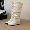 Botas de Talla Grande Estilo Retro Adelgazantes Fruncidas Apiladas para Mujer 2026 Otoño/Invierno Nueva Llegada Punta Puntiaguda Tacón de Cuña Elegantes Botas Altas hasta la Rodilla Fruncidas