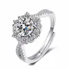 Anel aberto de aro torcido com diamantes cravejados, um anel leve e versátil para mulheres, apresentando um design simples e pedras de moissanita simuladas, adequado para noivados e propostas.