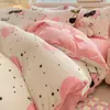 Conjunto de cama de quatro peças genuíno, espesso e confortável para o inverno, apresentando um esquema de cores cremoso e tecido macio de veludo de bebê; também disponível como um conjunto de três peças em fleece de coral