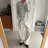 Camiseta de tricô de manga longa para homens, estilo relaxado de férias, com gola Henley, listrada e color-blocking, top casual solto e versátil para primavera e outono