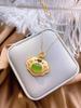 Colgante de jade con incrustaciones de oro Ruyi Xiangyun, chapado en latón, color dorado, con tecnología dorada, collar de calcedonia verde con efecto arenado para mujer