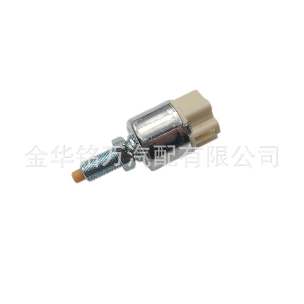 7、84340-47020 刹车灯开关 四插 适用于丰田 汽