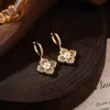 Exquisitos aretes calados de zirconia y perla, un accesorio ligero y de moda para mujer, versátiles y fáciles de combinar, con diseño de pétalo, y que ofrecen un look único y elegante.