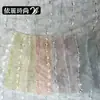 Tecido bordado de peça única em cores de doce com detalhes em tela vazada, usado para vestidos femininos, trajes de gala e trajes de casamento.