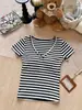 5256 # Camiseta ajustada de manga corta a rayas con cuello en V y botones falsos, corte slim, estilo dulce y atrevido, adelgazante, con hombreras y relleno en el pecho para mujer