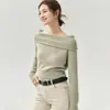 La nueva colección de otoño e invierno de Bai Cai Rong presenta suéteres de punto de cachemira para mujer con escote asimétrico, mangas largas y un diseño único de punto calado.