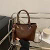 Bolso Pequeño Vintage Marrón Estilo Hong Kong para Mujer 2025 Nuevo Otoño e Invierno Bolso Cruzado Simple Debajo del Brazo Bolso Cubo Portátil