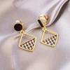 Pendientes de Clip Elegantes y Versátiles para Mujeres Sin Perforaciones, Adecuados para el Viaje Diario, con un Toque de Lujo Ligero de Alta Gama, Diseño Triangular