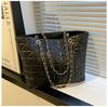 Bolsa Grande Capacidade Lingge Bolsa Feminina 2022 Popular Nova Moderna Fashionável Popular na Internet Bolsa de Ombro Versátil Bolsa Tote com Corrente