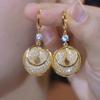 Pendientes de aro de malla dorada retro de alta calidad, diseño moderno, hebilla de oreja de personalidad simple, joyería atmosférica y versátil para las orejas.
