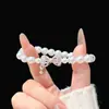 Pulsera de Perlas Multicapa Plateada Estilo Coreano con un Toque de Lujo Ligero, un Sentido de Elegancia, Moderna y Versátil, Diseño de Nicho, Accesorio de Alta Gama