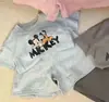 Verão 2026 Conjunto de Shorts de Manga Curta para Bebês Meninos e Meninas Estilo Coreano Casual e Estiloso Fofo Desenho Animado Mickey Conjunto de Duas Peças Tendência