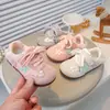 Sapatos Casuais Doces Infantis 2026 Primavera Novo Estilo com Decoração Floral para Meninas Pequenas, Tênis Confortáveis com Solado Macio