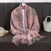 Cachecol Xadrez Clássico Color-Blocked com Franjas Estilo Coreano para Mulheres, Moda Outono e Inverno, Versátil, Quente e Espesso, Cachecol para Estudante, Transfronteiriço