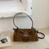 Bolsa de ombro estilosa com fivela de cinto transfronteiriça, bolsa transversal feminina, nova coleção de outono de 2026, bolsa de mão e bolsa de ombro versátil e moderna