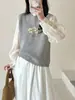 Colete de Tricô com Bordado Floral de Gola Redonda, Estilo Novo da Primavera de 2026, Estilo Fresco e Doce, Sem Mangas, Camada para Mulheres