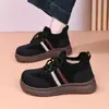 Zapatos de algodón de estilo nuevo para mujer de invierno, zapatos de tela del viejo Pekín con suelas blandas, botas de nieve versátiles de suela gruesa, forrados de felpa y engrosados para abrigar, zapatillas de entrenamiento alemanas