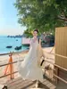 Vestido Longo Branco Boêmio com Suspensório para Férias na Praia Aparência Emagrecedora Decote V Profundo Estilo Fada Vestido de Praia para Mulheres