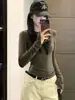 Camiseta de manga larga color verde militar estilo coreano para mujer, perfecta para principios de otoño como capa base, ofreciendo un look sofisticado y único con un corte ajustado.