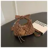 Bolso de mano de diseño de nicho para comercio exterior con lunares para mujer, nuevo y elegante bolso tipo dumpling lindo, bolso de hombro cruzado retro, moderno