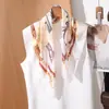 Elegante Bufanda Cuadrada de Imitación Seda con Estampado de Cadena Chal Versátil Bufanda de Cuello de Gama Alta Pañuelo para la Cabeza Bufanda de Seda Bufanda para Mujer
